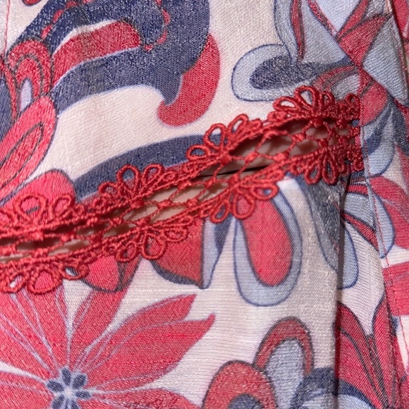 NWT! Como Vintage Floral Print Crochet Detail Notched V-Neckline Sleeveless Top - Picture 10 of 15